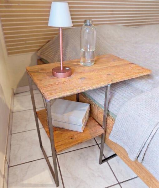 Beistelltisch Edelstahl & Holz – Schiebbar für Couch & Bett | Handmade
